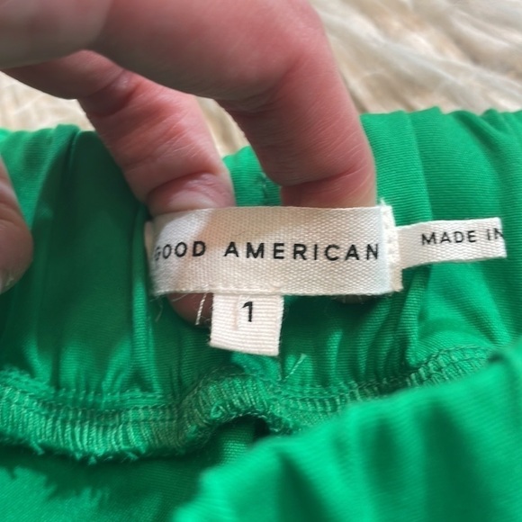 Good American Summer Green Elastic Waist High Rise Weekend Shorts - Picture 3 of 11